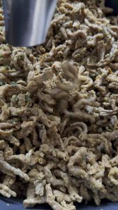 Usus Ayam Crispy Pedas Daun Jeruk 500gram\\n\\n Apa itu Usus Ayam Crispy Pedas Daun Jeruk?\\n\\nUsus ayam crispy pedas daun jeruk adalah makanan olahan usus ayam yang digoreng hingga renyah dan diberi bumbu pedas dengan tambahan daun jeruk. Olahan ini memiliki tekstur garing di luar dan lembut di dalam, serta rasa pedas yang menggugah selera. Biasanya, usus ayam crispy pedas daun jeruk dibuat dalam ukuran 500 gram.\\n\\n Bahan-bahan yang Dibutuhkan\\n\\nBerikut adalah bahan-bahan yang diperlukan untuk membuat usus ayam crispy pedas daun jeruk:\\n\\n- Usus ayam: 500 gram\\n- Tepung terigu: 100 gram\\n- Tepung beras: 100 gram\\n- Garam: secukupnya\\n- Merica bubuk: secukupnya\\n- Daun jeruk: 10 lembar\\n- Cabe merah keriting: 10 buah\\n- Bawang putih: 5 siung\\n- Bawang merah: 5 siung\\n- Gula pasir: secukupnya\\n- Minyak goreng: secukupnya\\n\\n Langkah-langkah Pembuatan\\n\\nBerikut adalah langkah-langkah pembuatan usus ayam crispy pedas daun jeruk:\\n\\n1. Bersihkan usus ayam hingga bersih, kemudian rebus sebentar hingga matang.\\n2. Haluskan bawang putih, bawang merah, dan cabe merah keriting.\\n3. Panaskan minyak goreng, tumis bumbu halus hingga harum.\\n4. Masukkan daun jeruk, garam, merica bubuk, dan gula pasir. Aduk rata.\\n5. Masukkan usus ayam yang telah direbus, aduk hingga rata.\\n6. Saring tepung terigu dan tepung beras, tambahkan sedikit air untuk membentuk adonan encer.\\n7. Celupkan usus ayam ke dalam adonan tepung, lalu goreng hingga garing dan berwarna keemasan.\\n8. Angkat dan tiriskan usus ayam crispy pedas daun jeruk.\\n\\n Manfaat Usus Ayam Crispy Pedas Daun Jeruk\\n\\nUsus ayam crispy pedas daun jeruk memiliki beberapa manfaat, antara lain:\\n\\n- Mengandung protein yang baik untuk pertumbuhan dan perkembangan tubuh.\\n- Mengandung vitamin A yang baik untuk kesehatan mata.\\n- Mengandung zat besi yang baik untuk produksi darah merah.\\n\\n Nutrisi yang Terkandung\\n\\nBerikut adalah nutrisi yang terkandung dalam usus ayam crispy pedas daun jeruk:\\n\\n- Protein: 20 gram\\n- Lemak: 15 gram\\n- Karbohidrat: 10 gram\\n- Kalori: 250 kcal\\n\\n Cara Menyajikan Usus Ayam Crispy Pedas Daun Jeruk\\n\\nUsus ayam crispy pedas daun jeruk dapat disajikan sebagai menu makan malam atau camilan. Anda dapat menyajikannya bersama nasi putih, lalapan, atau sayuran rebus. Selain itu, usus ayam crispy pedas daun jeruk juga cocok dinikmati bersama keluarga atau teman-teman.\\n\\n Tips untuk Membuat Usus Ayam Crispy Pedas Daun Jeruk yang Enak\\n\\nBerikut adalah beberapa tips untuk membuat usus ayam crispy pedas daun jeruk yang enak:\\n\\n Teknik Pengolahan Usus Ayam\\n\\n- Bersihkan usus ayam hingga bersih menggunakan air mengalir.\\n- Rebus usus ayam sebentar hingga matang, kemudian tiriskan.\\n- Potong usus ayam menjadi bagian-bagian kecil agar lebih mudah dimakan.\\n\\n Cara Mengolah Bumbu Pedas\\n\\n- Haluskan bawang putih, bawang merah, dan cabe merah keriting menggunakan blender atau ulekan.\\n- Panaskan minyak goreng, tumis bumbu halus hingga harum.\\n- Masukkan daun jeruk, garam, merica bubuk, dan gula pasir. Aduk rata.\\n\\n Penyimpanan Usus Ayam Crispy Pedas Daun Jeruk\\n\\nUsus ayam crispy pedas daun jeruk dapat disimpan dalam wadah kedap udara dan disimpan di lemari es selama 2-3 hari. Pastikan untuk menghangatkannya kembali sebelum dinikmati.\\n\\n Kesimpulan\\n\\nUsus ayam crispy pedas daun jeruk adalah makanan olahan usus ayam yang digoreng hingga renyah dan diberi bumbu pedas dengan tambahan daun jeruk. Olahan ini memiliki tekstur garing di luar dan lembut di dalam, serta rasa pedas yang menggugah selera. Usus ayam crispy pedas daun jeruk dapat disajikan sebagai menu makan malam atau camilan.\\n\\n Rekomendasi Resep Lainnya\\n\\nJika Anda menyukai usus ayam crispy pedas daun jeruk, berikut adalah beberapa rekomendasi resep lainnya yang dapat Anda coba:\\n\\n- Usus Ayam Goreng Kering\\n- Usus Ayam Crispy Saus Tiram\\n- Usus Ayam Crispy Saus Mentega\"\n}\n}