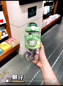 650ml Disney Strawberry Bear childrens tritan water cup new style high-looking student portable straw cup