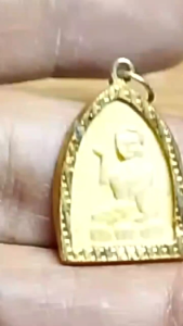 นางกวักงาแกะเก่า เลี่ยมกรอบเดิม ห่วงเชื่อม สูงราว 1 ซม