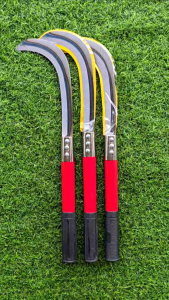 เคียวขอชักตองด้ามสั้นสีแดง เหล็กแมงกานีสความยาวรวมด้าม 18 นิ้ว ใช้เกี่ยวใบตอง กิ่งไม้เล็ก ใบมีดคม