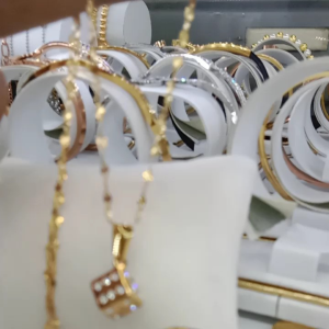 Kalung Titanium Dadu Anti Luntur: Aksesoris Pria Tahan Lama