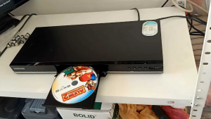 เครื่องเล่น Samsung รุ่นBD-D5100 อ่านแผ่นDVD VCD CD ได้ปกติ ส่วนแผ่นBDก็อปเลือกแผ่นเล่น