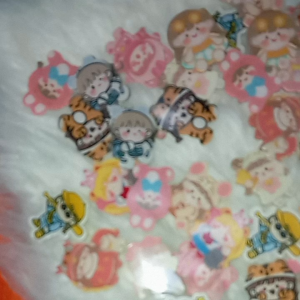 (CÓ SẴN ) Sticker dễ thương gài CẶP BALÔ quần áovới nhiều hình xinh