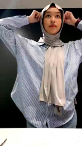 Pashmina Kaos Rayon / Hijab Rayon: Kenyamanan dan Elegansi\\n\\n Apa itu Hijab Rayon Nyaman?\\n\\nHijab rayon nyaman merupakan pilihan yang tepat bagi mereka yang mencari kenyamanan dan elegansi dalam berhijab. Bahan rayon berkualitas membuat hijab ini ringan, mudah dikenakan, dan cocok untuk berbagai cuaca. Selain itu, desain hijab elegan untuk keseharian menambah daya tarik tersendiri bagi penggunanya.\\n\\n Kelebihan Bahan Rayon Berkualitas\\n\\nBahan rayon berkualitas memiliki beberapa keunggulan, antara lain:\\n\\n- Ringan dan mudah dikenakan: Bahan rayon tidak memberatkan kepala dan mudah disesuaikan dengan berbagai gaya rambut.\\n- Tahan lama: Rayon berkualitas memiliki daya tahan yang baik sehingga hijab dapat bertahan lama meski sering dicuci.\\n- Aman untuk kulit: Rayon tidak menyebabkan iritasi pada kulit kepala, sehingga aman digunakan untuk jangka waktu yang lama.\\n\\n Desain Hijab Elegan untuk Keseharian\\n\\nDesain hijab elegan untuk keseharian memiliki berbagai variasi warna dan motif yang menarik. Beberapa contoh desain hijab elegan antara lain:\\n\\n- Hijab polos dengan warna netral seperti hitam, putih, atau abu-abu\\n- Hijab motif floral dengan warna pastel yang menenangkan\\n- Hijab motif geometris dengan warna kontras yang menarik\\n\\n Bagaimana Memilih Pashmina Kaos Rayon?\\n\\nMemilih pashmina kaos rayon yang tepat dapat menjadi tantangan bagi beberapa orang. Berikut beberapa tips yang dapat membantu Anda dalam memilih pashmina kaos rayon:\\n\\n Tips Memilih Pilihan Hijab untuk Acara\\n\\nPilih pashmina kaos rayon sesuai dengan acara yang akan dihadiri. Beberapa tips yang dapat digunakan antara lain:\\n\\n- Pilih pashmina kaos rayon dengan warna dan motif yang sesuai dengan tema acara.\\n- Pilih pashmina kaos rayon dengan ukuran yang sesuai dengan bentuk wajah dan tubuh.\\n- Pilih pashmina kaos rayon dengan kualitas bahan yang baik agar dapat bertahan lama.\\n\\n Perawatan Pashmina Kaos Rayon\\n\\nPerawatan pashmina kaos rayon yang tepat dapat memperpanjang umur hijab. Beberapa tips perawatan yang dapat digunakan antara lain:\\n\\n- Cuci pashmina kaos rayon dengan air dingin dan deterjen khusus.\\n- Jemur pashmina kaos rayon di tempat teduh agar tidak terkena sinar matahari langsung.\\n- Lipat pashmina kaos rayon dengan rapi agar tidak kusut.\\n\\n Manfaat Menggunakan Hijab Rayon\\n\\nMenggunakan hijab rayon memiliki beberapa manfaat, antara lain:\\n\\n Kenyamanan dalam Penggunaan\\n\\nKenyamanan dalam penggunaan hijab rayon membuat penggunanya merasa lebih nyaman dan percaya diri. Bahan rayon yang ringan dan mudah dikenakan membuat hijab ini cocok untuk berbagai aktivitas sehari-hari.\\n\\n Keindahan Desain Hijab Rayon\\n\\nKeindahan desain hijab rayon membuat penggunanya merasa lebih cantik dan elegan. Desain hijab elegan untuk keseharian menambah daya tarik tersendiri bagi penggunanya.\\n\\nKesimpulan\\n\\nPashmina kaos rayon dan hijab rayon merupakan pilihan yang tepat bagi mereka yang mencari kenyamanan dan elegansi dalam berhijab. Dengan memilih pashmina kaos rayon yang tepat dan melakukan perawatan yang benar, hijab ini dapat bertahan lama dan tetap terlihat cantik. Selamat berhijab!\n}