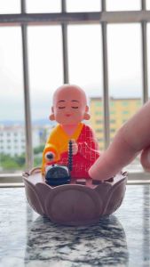 Tượng hòa thượng Chú Tiểu Gõ Mõ Gật Đầu  Sài Bằng Điện Trang Trí Taplo Xe ô tô