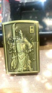 Bật lửa dạng Rích Bô  có in hình Quan Vũ lạ mắt