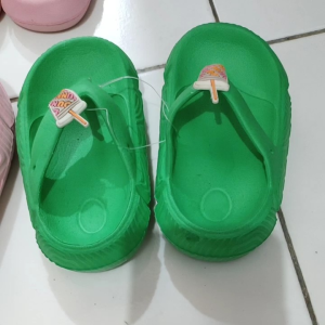 sendal balita lucu