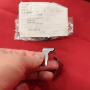 Đôi kẹp nẹp yếm xe Vespa Lx chính hãng