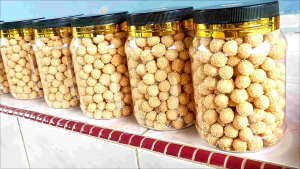 Buah Rotan Snack Jar 500g - Crunchy Biscuit Snack - Outdoor Garden Setting
