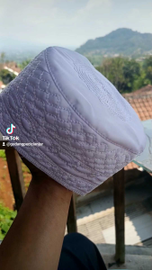 Peci Madinah Putih & Hitam: Pilihan Terbaik untuk Pecinta Seragam Pondok