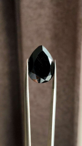 🖤 พลอยนิลดำ ทรงหยดน้ำ ของเเท้ธรรมชาติ สีดำสนิท นำมาทำเครื่องประดับสวยๆ ได้ / ขนาด 17 กะรัต