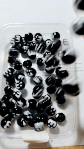 Manik Lukis Bulat Huruf M: Desain Unik & Warna-warni