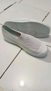 Online Shoes One Sepatu Wanita Bahan Karet Anti Air Terbaru Warna Putih