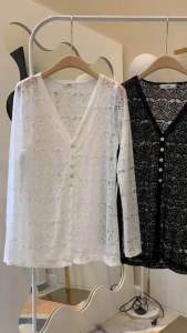 Silla lace top  เสื้อแขนยาวลายลูกไม้ ทรงสวย ดีเทลกระดุมเปลือกหอย ป้าย Sheeny