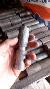 Engsel Bubut Pintu Besi ukuran 1 inch Panjang 7 cm dan 9 cm | Engsel Bubut Pipa Pintu Besi