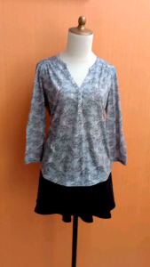 atasan wanita biru muda motif bunga H&M cewek M blouse vneck cute santai