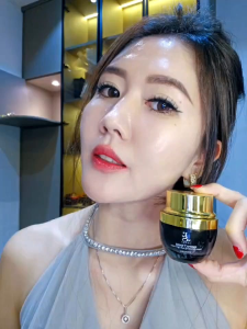 SSUI国庆日优惠活动还在持续热卖中🔥🔥 1️⃣9️⃣个优惠配套 任你挑选和购买😍😍 🎁👉 mini洗脸霜 30ml 🎁👉 mini gel精华 10ml ✅ 任购一套即可 ➕ RM68 直接带走【小圆瓶修复霜】