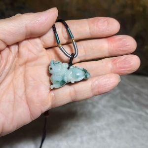 Premium Type A Jadeite floating flowers light green Qilin Jade pendant (with certificate) 优质翡翠飘花淡绿麒麟吊坠(带证书)