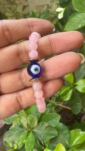 สร้อยข้อมือโรสควอตซ์ 6 มม. พร้อมจี้ตาปีศาจ 10 มม.