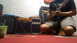 Ampli gitar 8 inc custom sudah distorsi delay bisa untuk karaoke bonus kabel jack