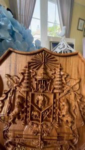 แกะสลักไม้มงคล"รูปตราแผ่นดิน"พร้อมขาตั้งขนาด20*22ซม.