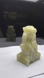 Tượng khỉ (tuổi thân) đá ngọc cao 10cm.