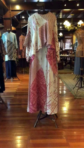 Ayuma Dress by Dian Pelangi LIMITED EDITION: Busana Muslim Baju Maxi Gamis Abaya Kaftan Gaun Outfit Pesta Pernikahan Kondangan Casual Formal Wanita Hijaber Cantik Anggun Modis Modern Elegan Mewah Model Korea Terbaru Motif Batik Abstrak Hand Made Kekinian