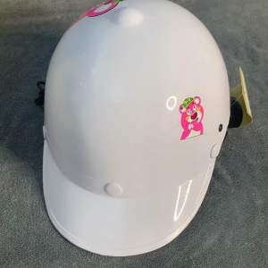 Nón bảo hiểm 1/2 gấu dâu có khoét sau {MẪU MỚI }- [Freeship Max] - shop đồ phượt68