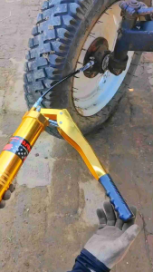 Bơm mỡ cầm tay 900cc trợ lực 2 ti - Súng bơm mỡ bò chất liệu thép Tay bọc cao su chống trơn trượt