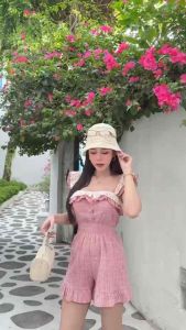 จั๊มขาสั้นผ้าลายสก็อต ดีเทล มีซิปหลังนะ สวมง่ายช่วงเองมีสม็อคดึงให้เข้าทรง แขนระบายใส่น่ารักๆ