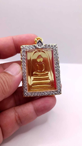 K026 พระสมเด็จ วัดระฆัง พิมพ์ใหญ่ เนื้อ แก้ว สีเหลือง ขนาด 3.6X5.5 เลี่ยม กรอบพระ ทองไมครอน ล้อมเพชร