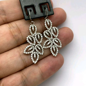 - ต่างหู เงินแท้ 92.5% ทรงห้อยระย้า งานส่งออก ฝังเพชรสวิส cz เกรด 5A ขนาด 1.5 × 4.3 ซม. (รวมก้านต่างหู) หนัก 6.7 กรัม ใส่ไม่ซ้ำใคร เคลือบทองคำขาวแล้วครับ ใส่ไม่ดำ