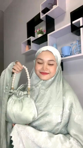 Mukenah Dewasa Silk Santorini & Laser Tas Mutiara: Desain Unik dan Nyaman