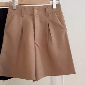 กางเกงขาสั้นที่ไม่สั้น ผ้าสลาฟ ที่ใส่สบาย แต่งจีบหน้า ใช้กระดุมแทนตะขอ ผ้าไม่บาง ยับยาก ไม่ต้องรีด ใส่ได้ทุกวัย ใส่ชิวอยู่บ้านหรือใส่ชิวคาเฟ่ หรือเดินห้างได้ สบาย สบาย ผ้าไม่ร้อน แล้ว size ก็มีตั้งแต่ s -2xl ไปเลย