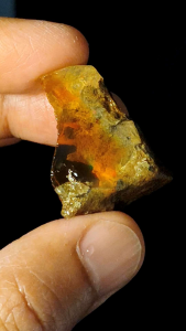 🌈 โอปอล เอธิโอเปีย (Ethiopian Fire Opal) ✨ ก้อนดิบเหลือบแสงไฟหลากสี เล่นแสงชัดเจนราวอัญมณีต้องมนตร์