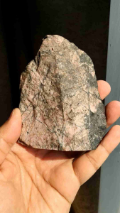 🌸 โรโดไนต์ สีชมพูอ่อน ก้อนดิบธรรมชาติ ขนาด 425 กรัม ( Rhodonite )  🌟 สำหรับวางประดับบ้าน วางบนโต๊ะทำงานก็สวย สีชมพูอ่อน  🌿