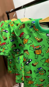 Baju Kanak-kanak Lelaki Setelan Hijau Cerah dengan Motif Karakter Lucu & Celana Pendek Hitam untuk Aktiviti Harian