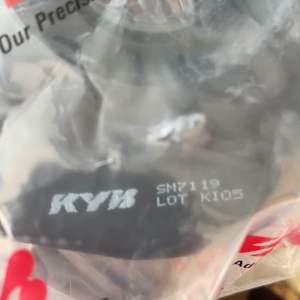 KYB เบ้าโช้คอัพหน้า Mitsubishi Lancer CK2-CK5 ท้ายเบนซ์ [1 ข้าง] SM7119