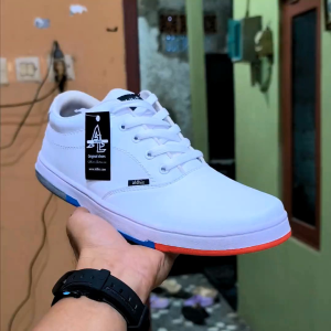 Aldhis A129 Sepatu Pria Keren Sneakers Casual Cowok Putih dan Hitam untuk Gaya Kerja Kuliah