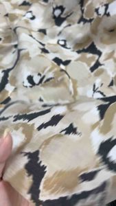 Vải linen tơ in họa tiết hoa rực rỡ đẹp mắt.Vải nhập khẩu từ Hàn.Khổ vải 15m