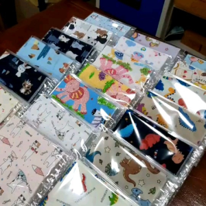 ผ้าเช็ดหน้าเด็ก (เกรด A ผ้าแพงลายสวย) คอตตอน 100% ลายสวยที่ดี ขนาดประมาณ 10 นิ้ว x 10 นิ้ว ( อาจมีคลาดเคลื่อนเล็กน้อย )