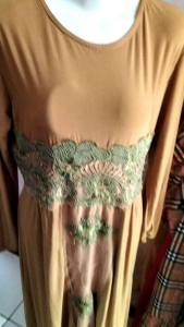 Gamis Brokat: Desain Tradisional dan Bahan Elegan