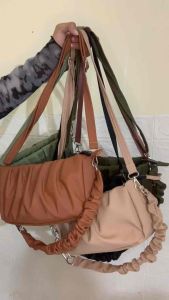 Tas selempang kerut wanita