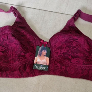 BH Merk Yester & Sister: Kaos Brukat Tanpa Kawat & Emak2 Transparan