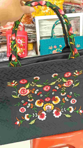 Tas bordir motif selendang Koto Gadang Bukittinggi