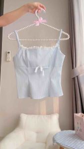 C40 เสื้อสายเดี่ยวลายริ้วสีฟ้า แต่งดีเทลด้วยโบว์และลูกไม้ สายยืดได้ มีซิปข้าง