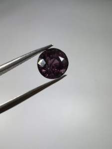 1125-ĐÁ SPINEL TÍM SẪM ( THIÊN NHIÊN ) CÓ RẠN ÂM.