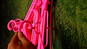 hanger mukena pink dan putih lusinan