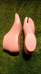Patung Kaki Tumit untuk Sepatu: Desain & Aksesoris