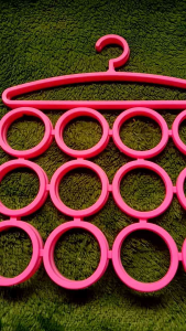 hanger gantungan kerudung pink lobang 12